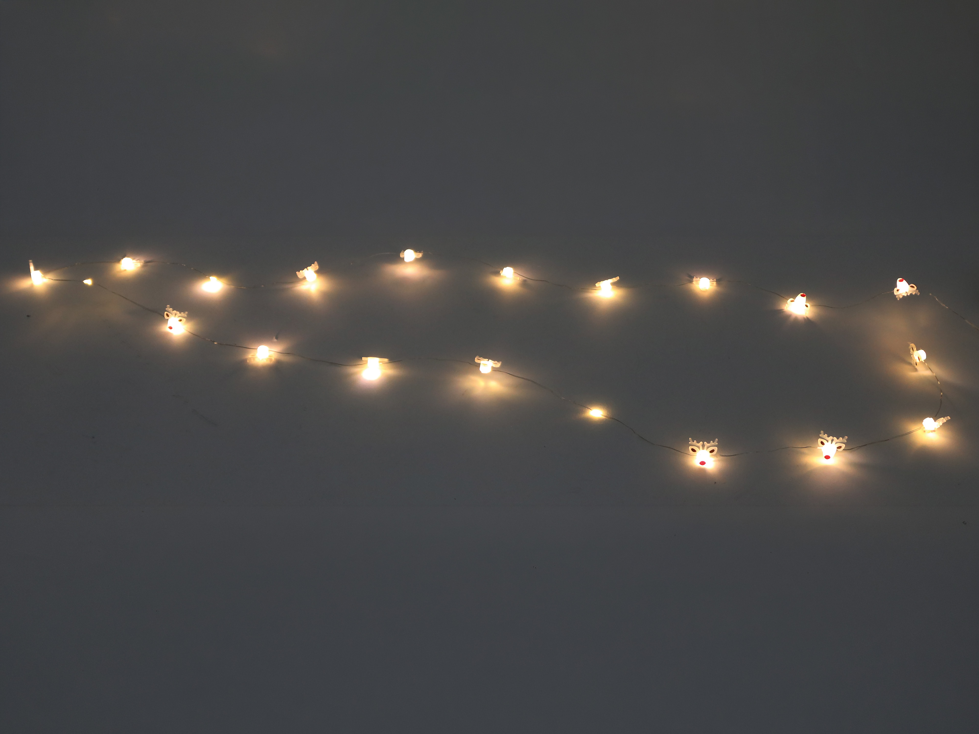 Micro-LED-Lichterkette, Rentiere, 3 V, 20 LEDs, Silberdraht, warmweiß, 2,10m Micro-LED-Lichterkette, Rentiere, 3 V, 20 LEDs, Silberdraht, warmweiß, 2,10m