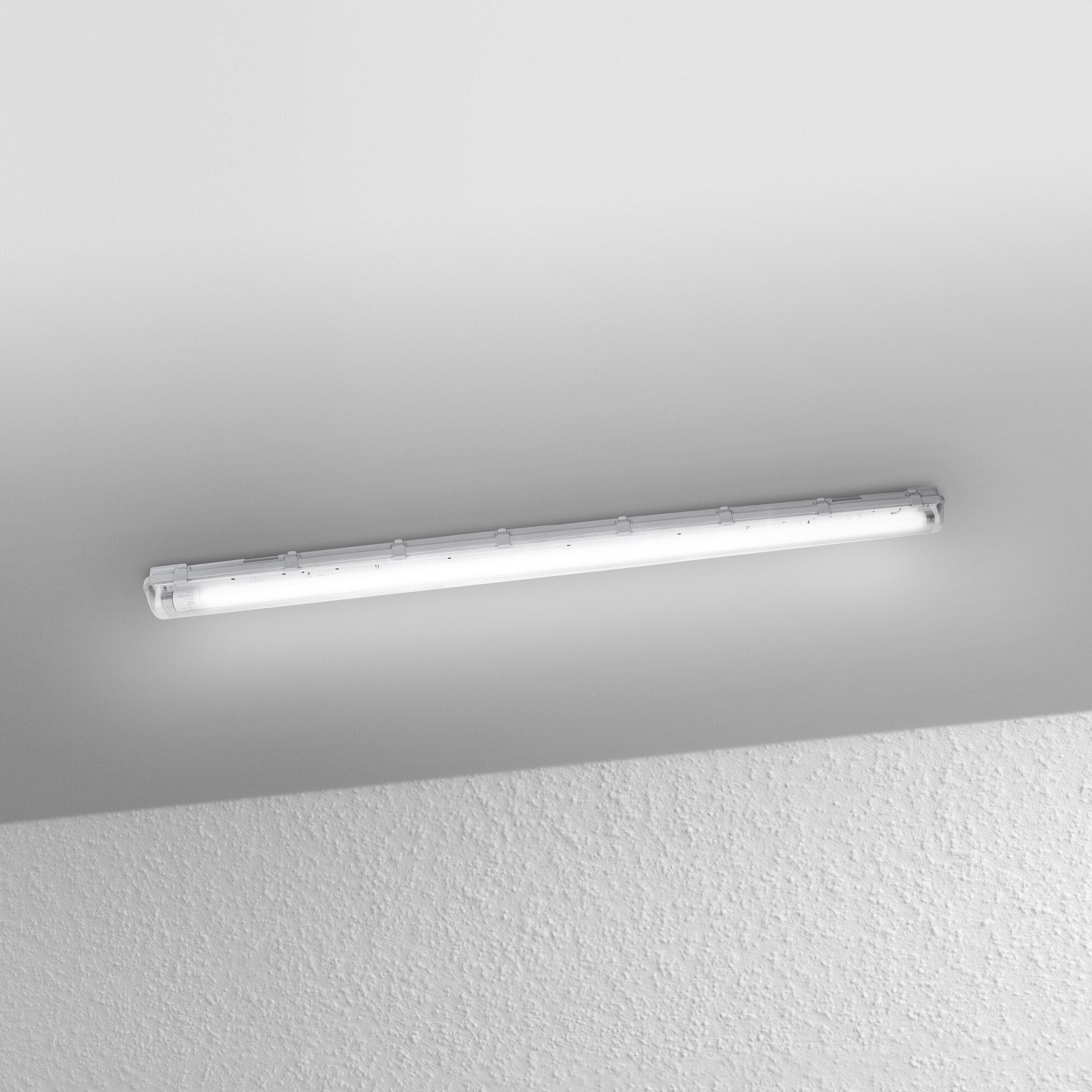 OSRAM LED-Feuchtraumleuchte Submarine, G13, 19 W, 2050 lm, 4000 K, IP65, neutralweiß OSRAM LED-Feuchtraumleuchte Submarine, G13, 19 W, 2050 lm, 4000 K, IP65, neutralweiß