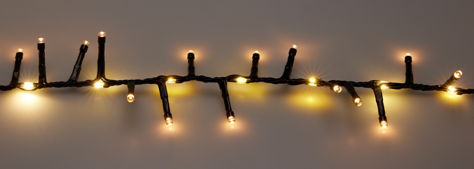 LED-Clusterlichterkette warmweiß, 710 LEDs, schwarzes Kabel, Innen/Außen, 13m KOOPMAN LED-Clusterlichterkette warmweiß, 710 LEDs, schwarzes Kabel, Innen/Außen, 13m