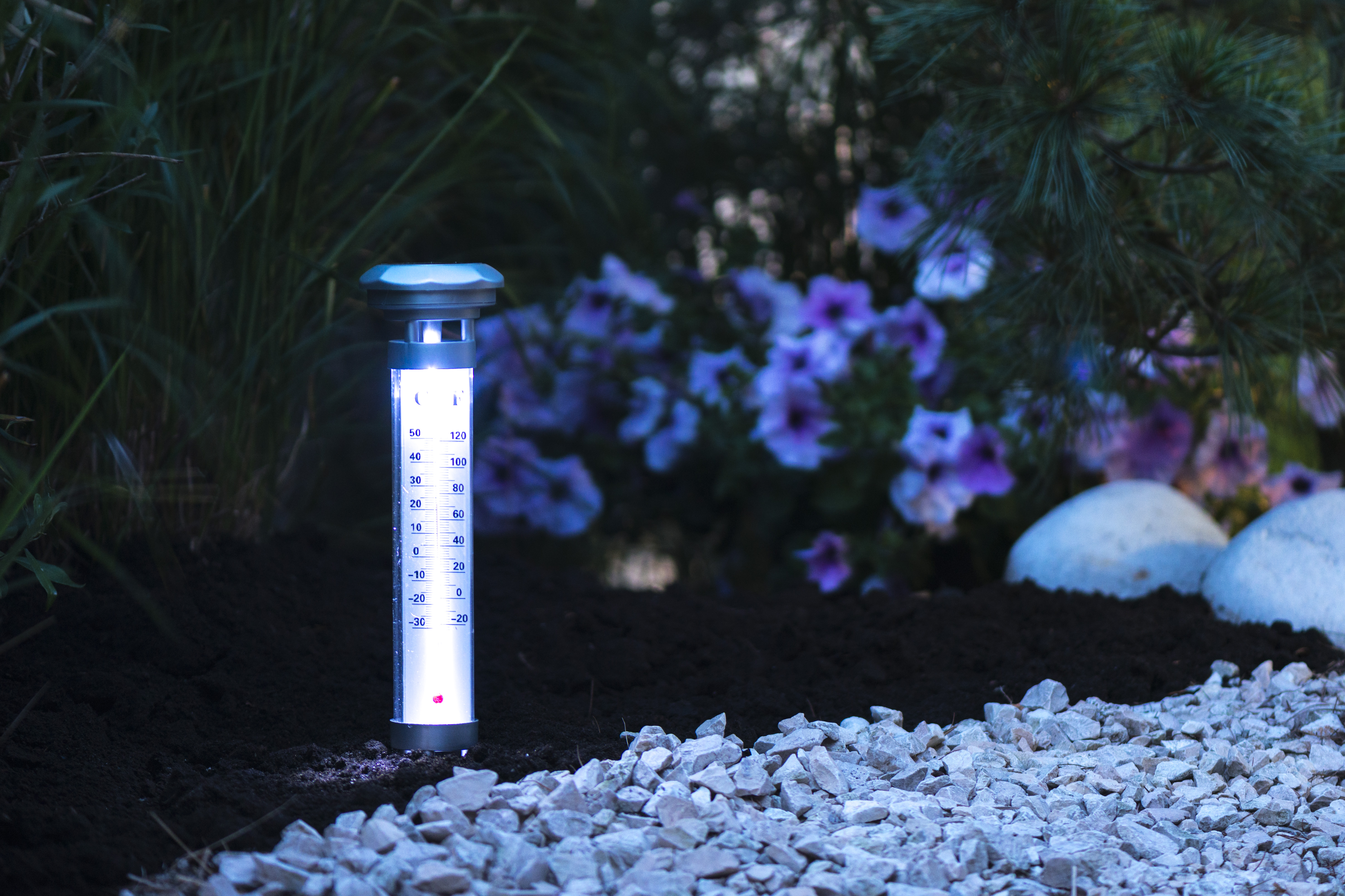 GRUNDIG Gartenthermometer mit Solarlampe, silber GRUNDIG Gartenthermometer mit Solarlampe, silber