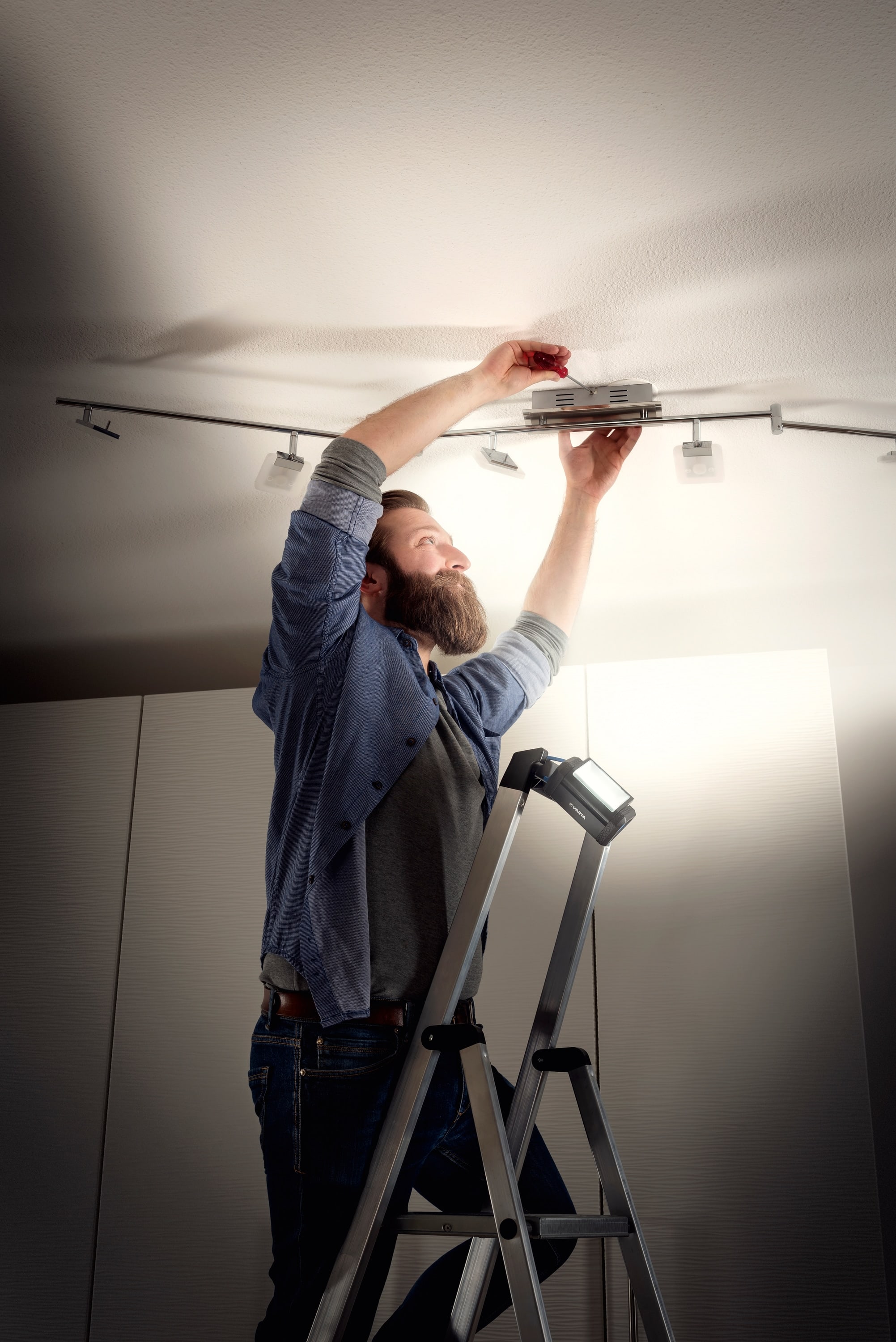 VARTA LED-Arbeitsleuchte Work Flex Line, Area Light, 230 lm, Batteriebetrieb VARTA LED-Arbeitsleuchte Work Flex Line, Area Light, 230 lm, Batteriebetrieb