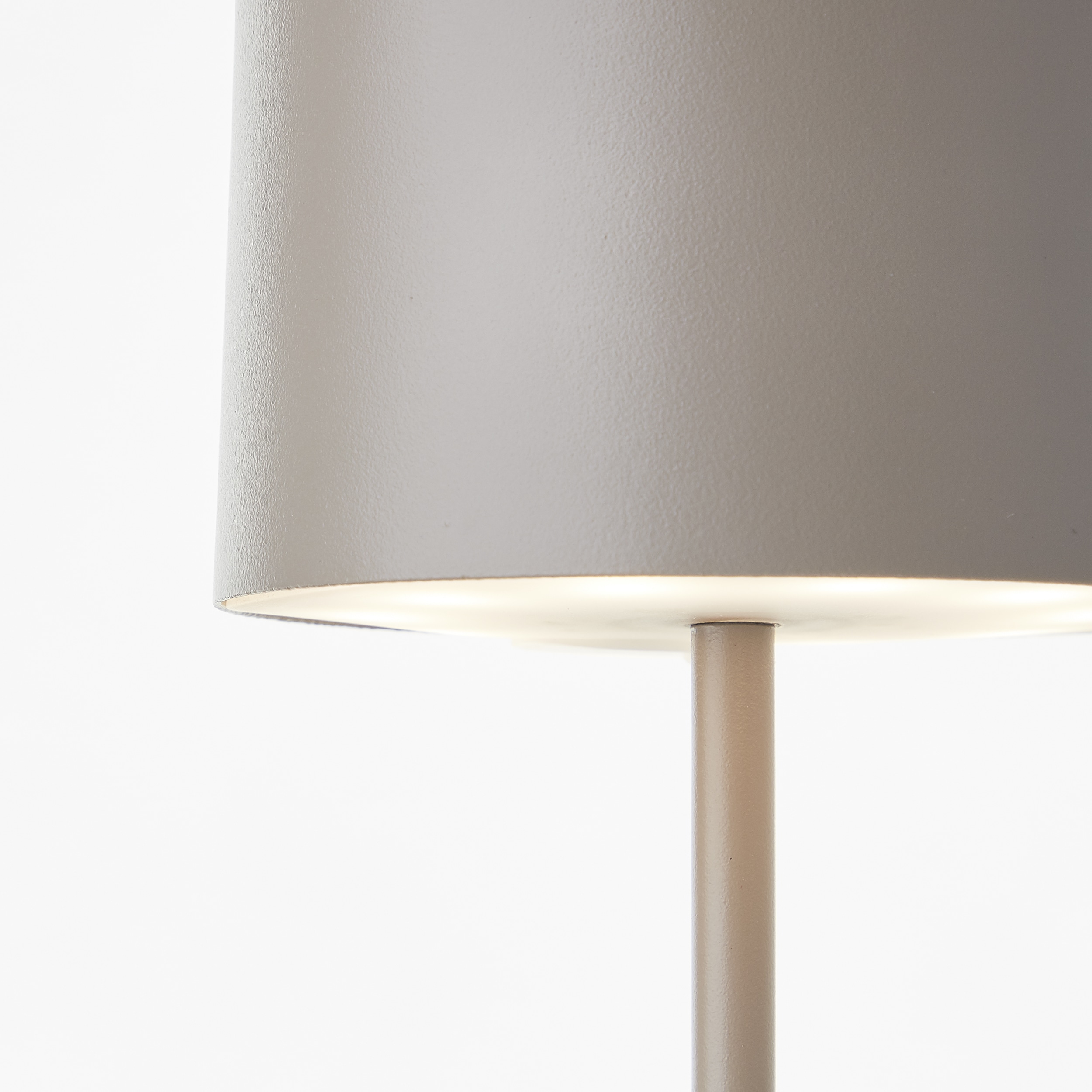 BRILLIANT LED-Akku-Tischleuchte Helio, 2 W, 210 lm, 3000 K, IP20, Metall, taupe BRILLIANT LED-Akku-Tischleuchte Helio, 2 W, 210 lm, 3000 K, Metall, taupe