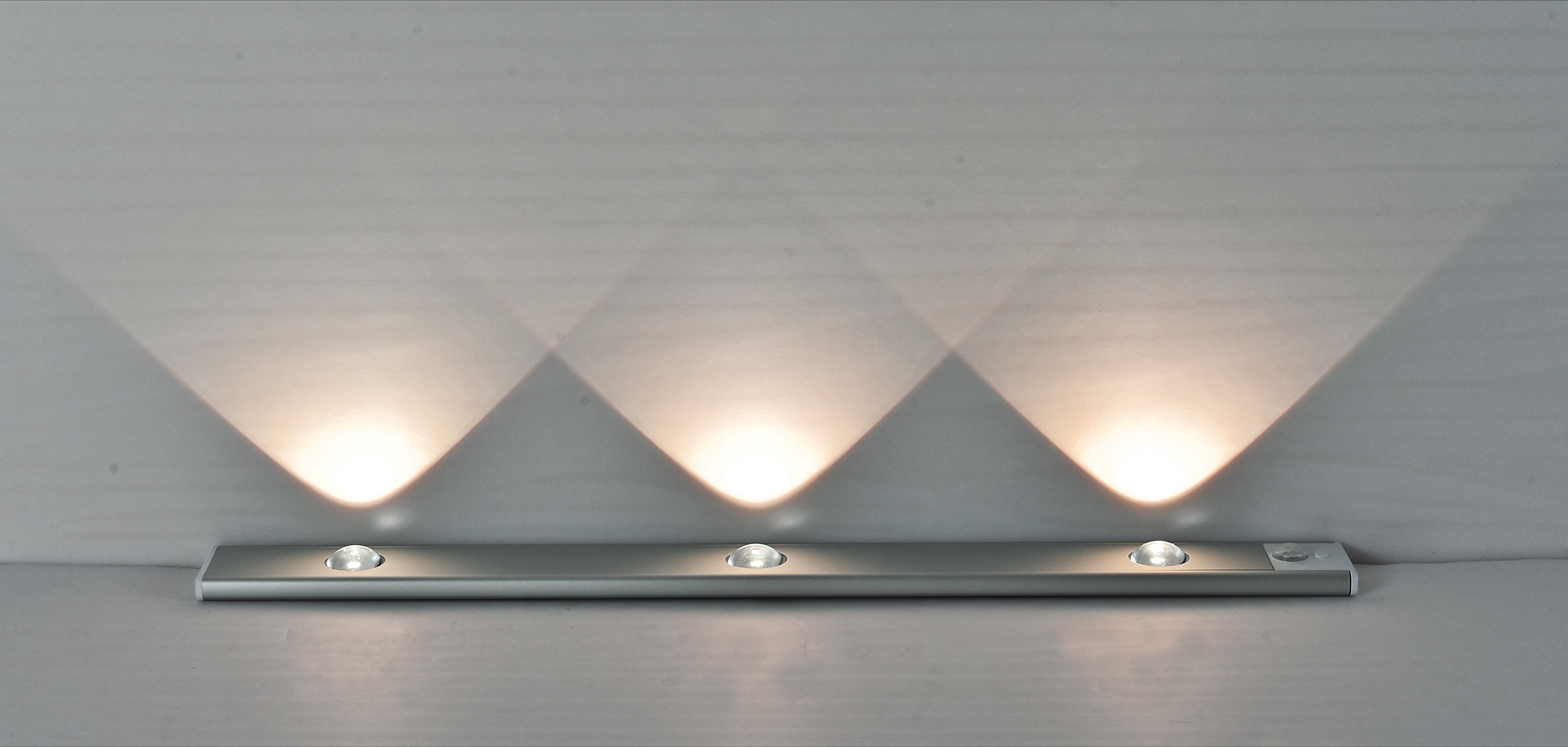 REV LED-Akku-Unterbauleuchte Spot, 1,5W, CCT, 110lm, warmweiß, neutralweiß, kaltweiß, IP20, silber, 40 cm REV LED-Akku-Unterbauleuchte Spot, 1,5W, CCT, 110lm, warmweiß, neutralweiß, kaltweiß, IP20, silber, 40 cm