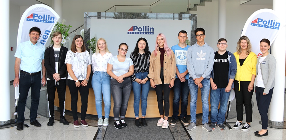 Geschäftsführer Max Pollin, Roswitha Pollin und Julia Steinhauser (Personalabteilung) mit den neun neuen Auszubildenden