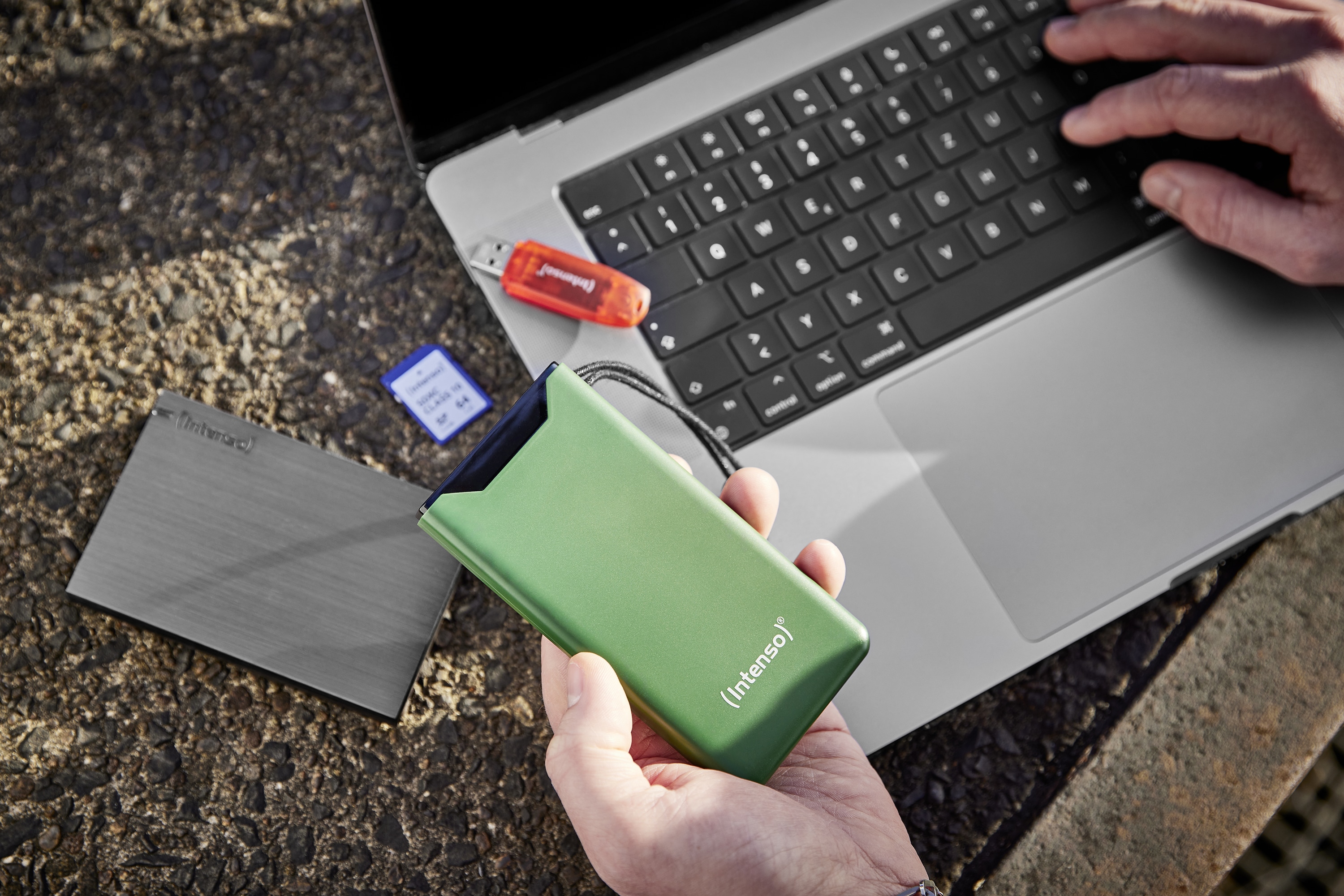 INTENSO USB Powerbank 7332037, F10000, 10.000mAh, 20 W, grün INTENSO USB Powerbank 7332037, F10000, 10.000mAh, 20 W, grün