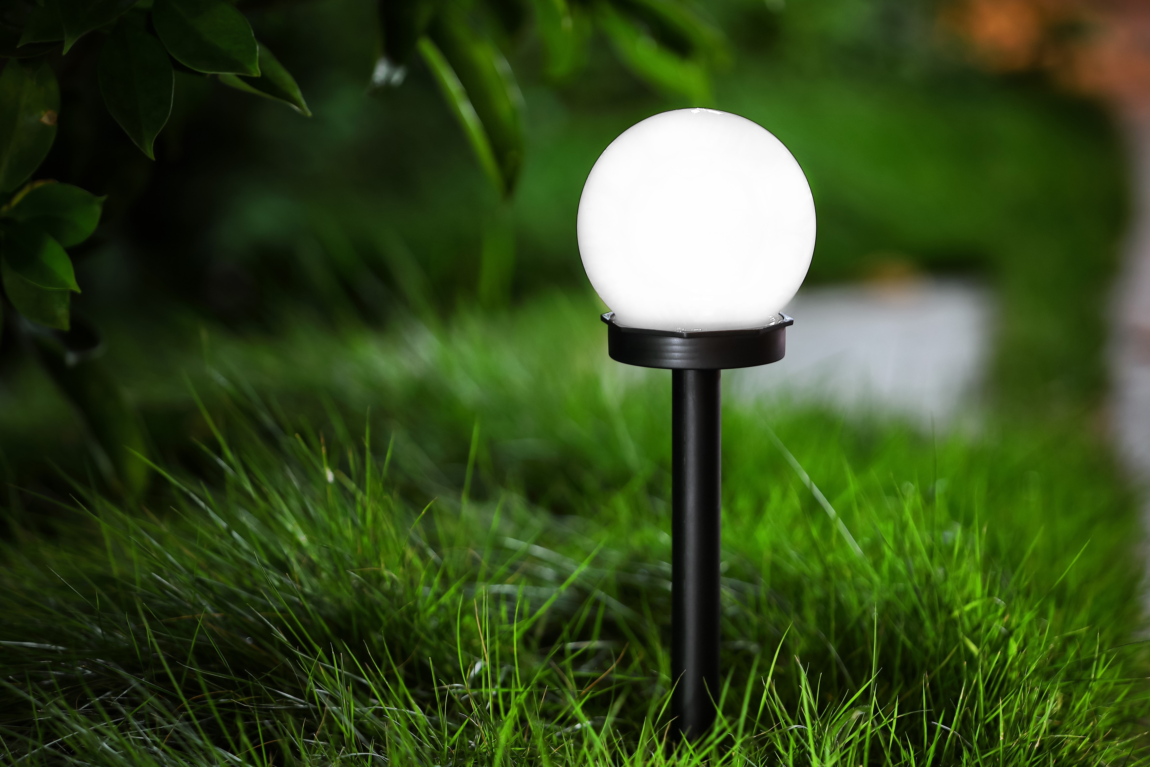 BLULAXA Solar LED-Gartenleuchte, Ø 10 cm, IP44, weiß BLULAXA Solar LED-Gartenleuchte, Ø 10 cm, IP44, weiß