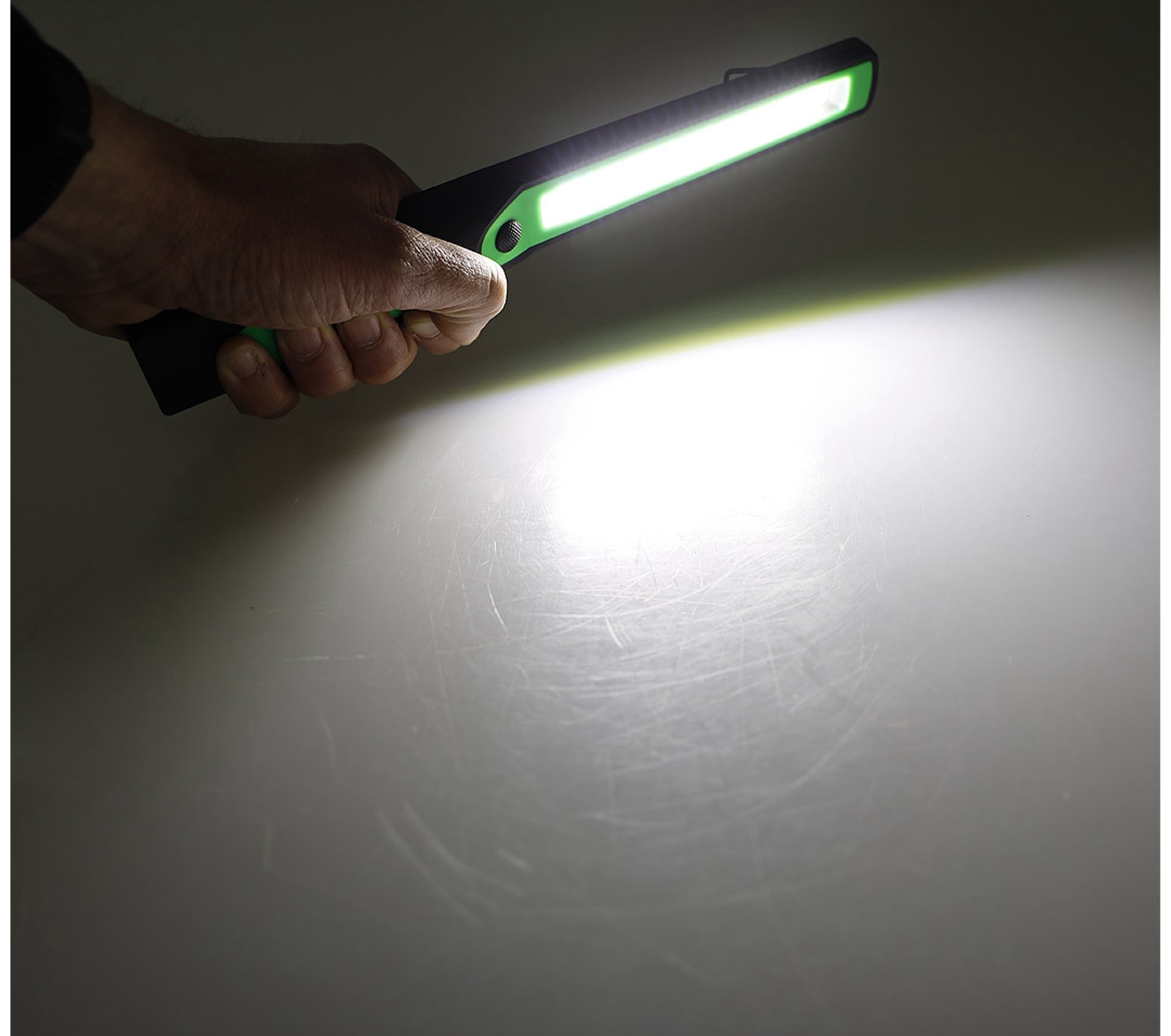 CHILITEC LED-Taschenlampe CAL-COB 300, 300 lm, Haken, Magnetfuß CHILITEC LED-Taschenlampe CAL-COB 300, 300 lm, Haken, Magnetfuß