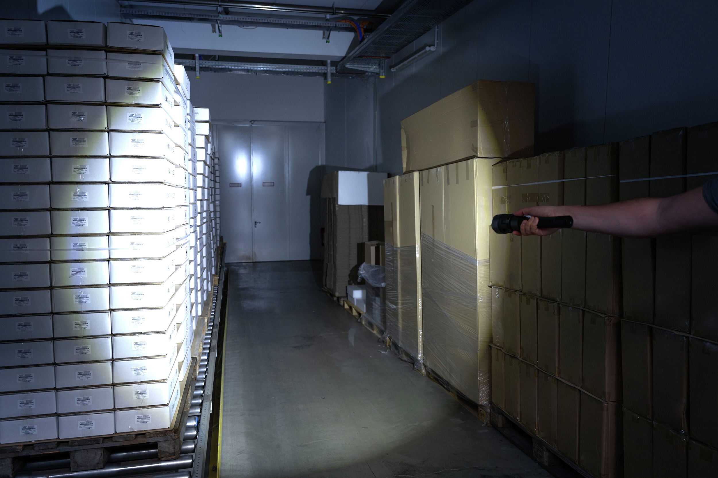 ANSMANN LED-Taschenlampe T12000FR, 12000 lm, wiederaufladbar, schwarz ANSMANN LED-Taschenlampe T12000FR, 12000 lm, wiederaufladbar, schwarz