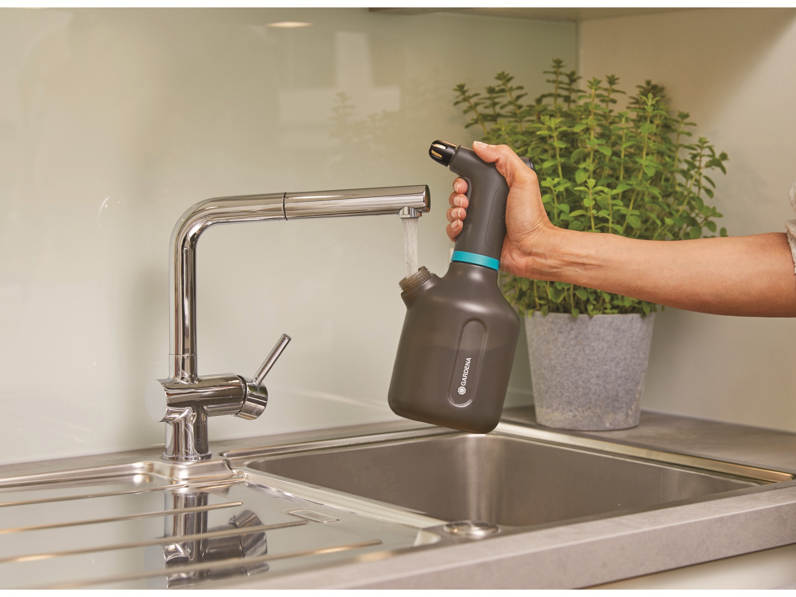 GARDENA Pumpsprüher 11114-20, 1000 ml, Akkubetrieb GARDENA Pumpsprüher 11114-20, 1000 ml, Akkubetrieb