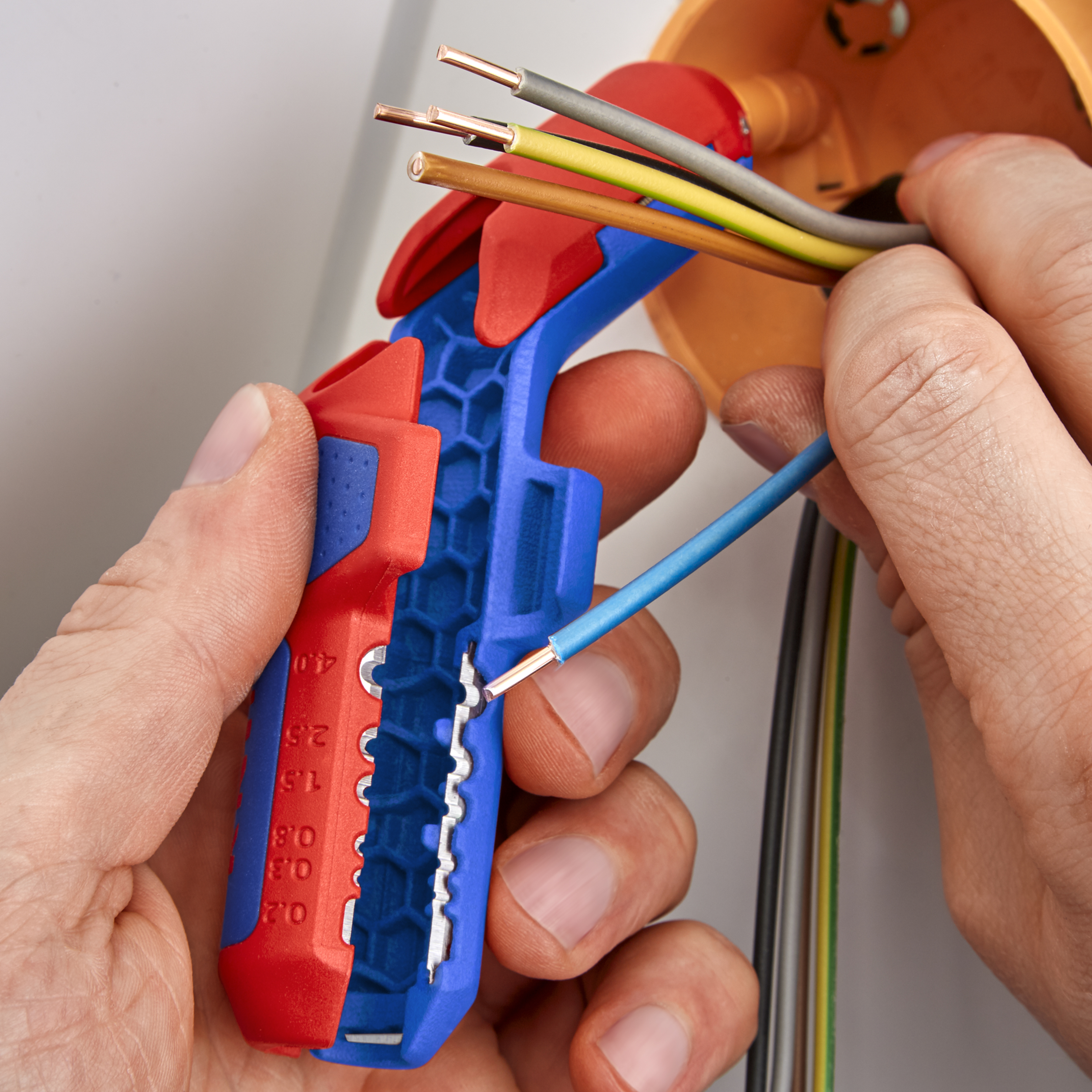 KNIPEX Abmantelungswerkzeug ErgoStrip PV, 16 95 03 SB KNIPEX Abmantelungswerkzeug ErgoStrip PV, 16 95 03 SB