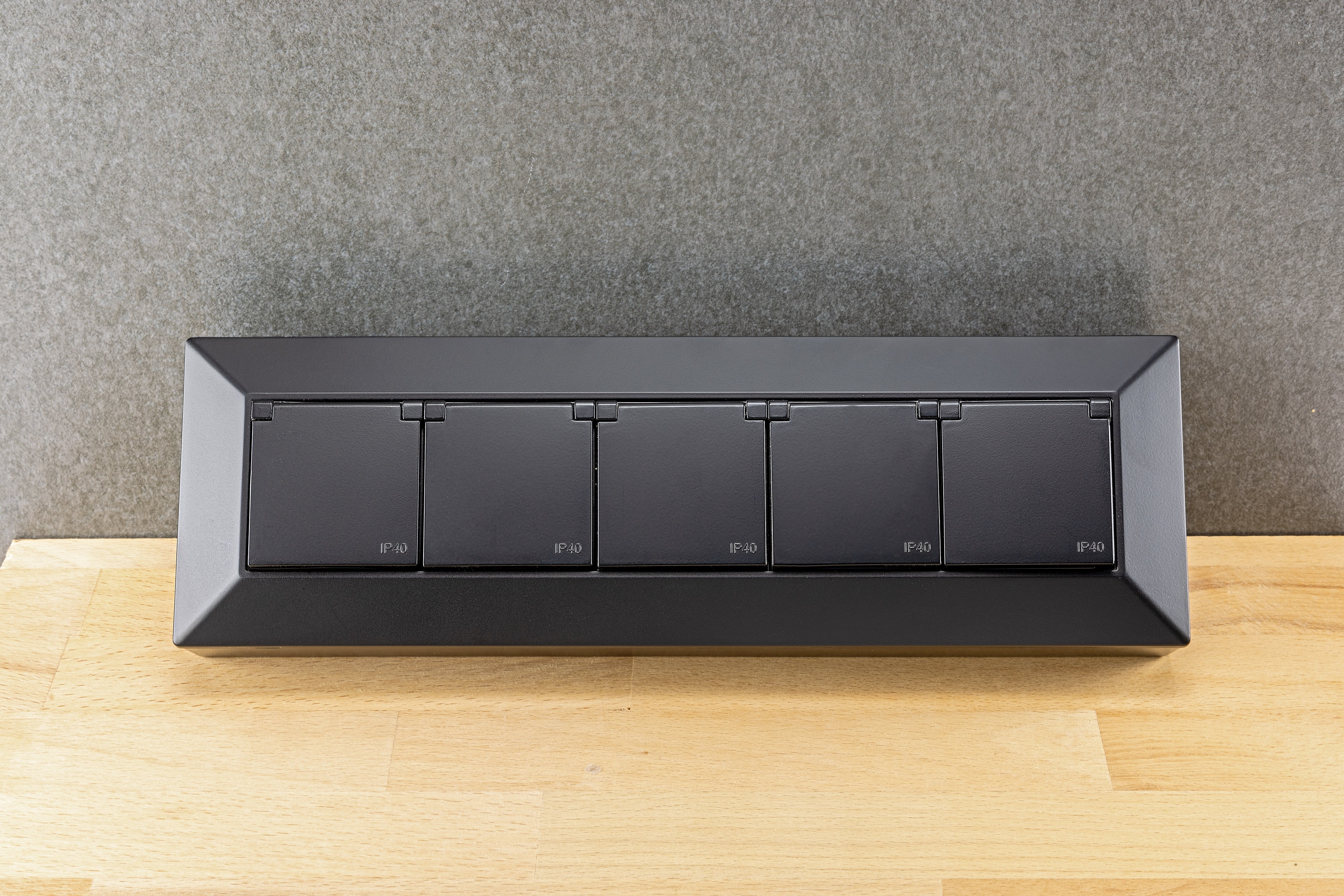 CHILITEC Steckdosenblock 23943, 5-fach, mit Schutzklappen, 250V/16A, schwarz CHILITEC Steckdosenblock 23943, 5-fach, mit Schutzklappen, 250V/16A, schwarz
