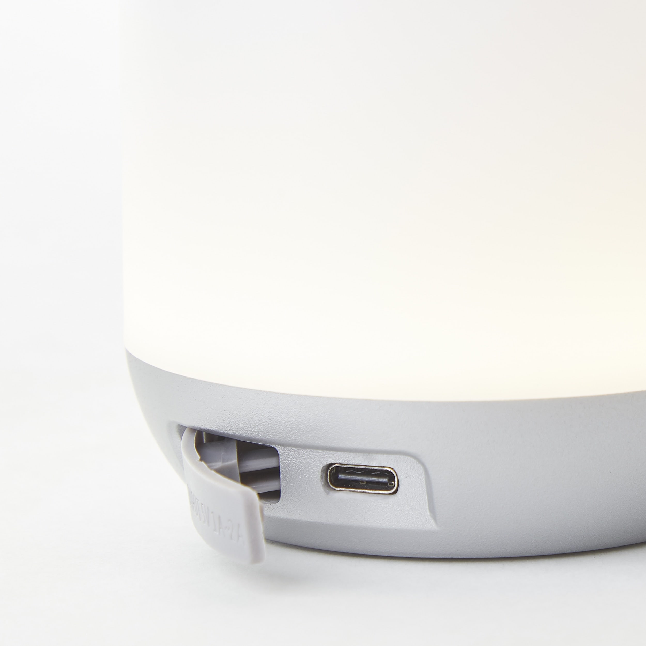 BRILLIANT LED-Akku-Außentischleuchte Gemma, weiß