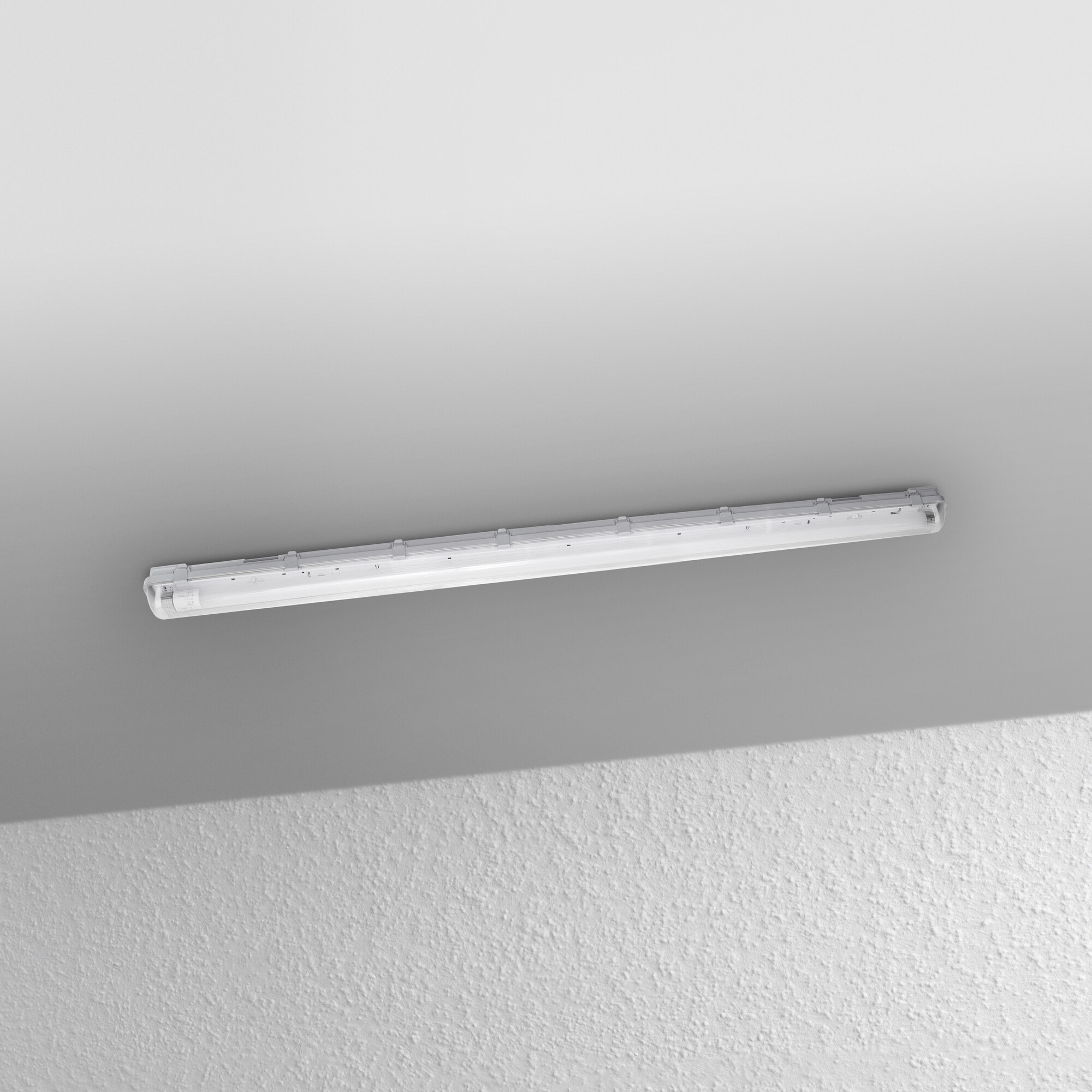 OSRAM LED-Feuchtraumleuchte Submarine, G13, 19 W, 2050 lm, 4000 K, IP65, neutralweiß OSRAM LED-Feuchtraumleuchte Submarine, G13, 19 W, 2050 lm, 4000 K, IP65, neutralweiß