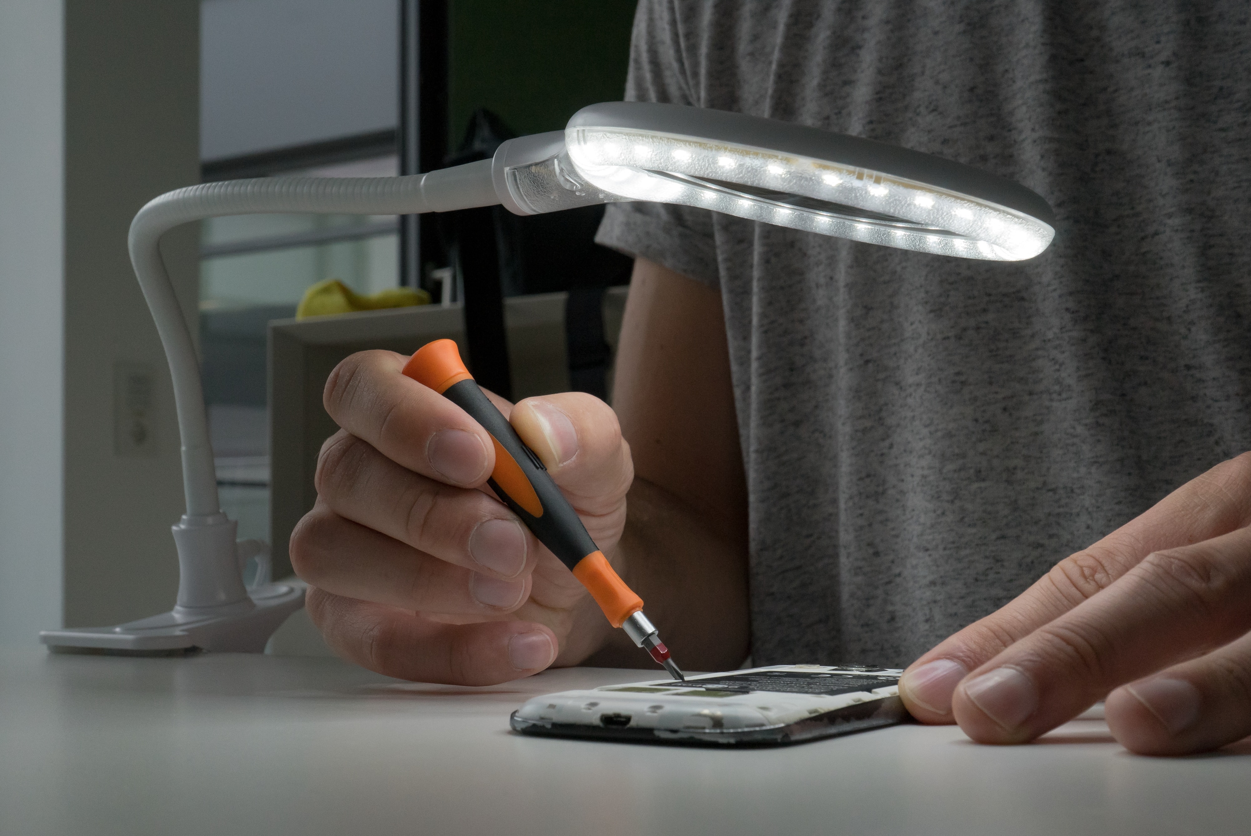 GOOBAY LED-Klemm-Lupenleuchte, 6 W, 480 lm, 1,75x Vergrößerung GOOBAY LED-Klemm-Lupenleuchte, 6 W, 480 lm, 1,75x Vergrößerung